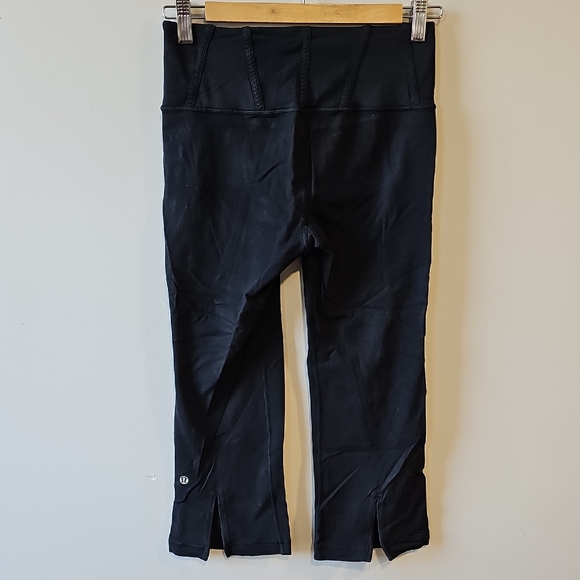 lululemon athletica Pants - Lululemon Athletica Size 6 Black Cropped Leggings